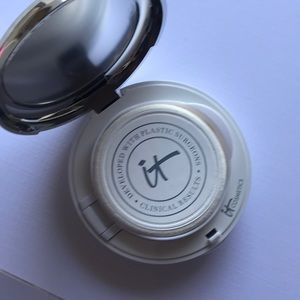 New It Cosmetics Confidence in a compact Tan